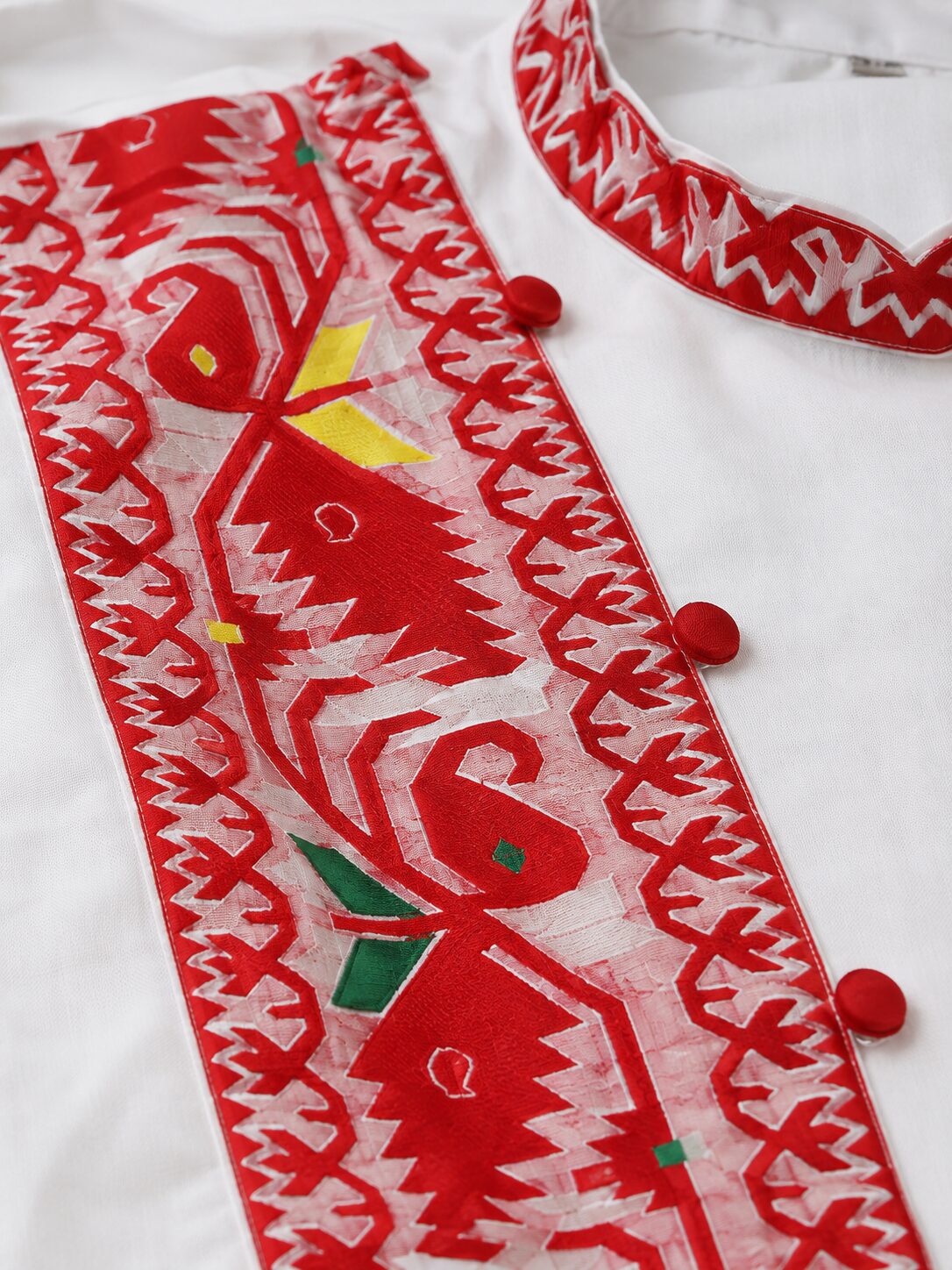White Cotton Kurta with Red Folk-Inspired Print & Contrast Cuffs - Image 5
