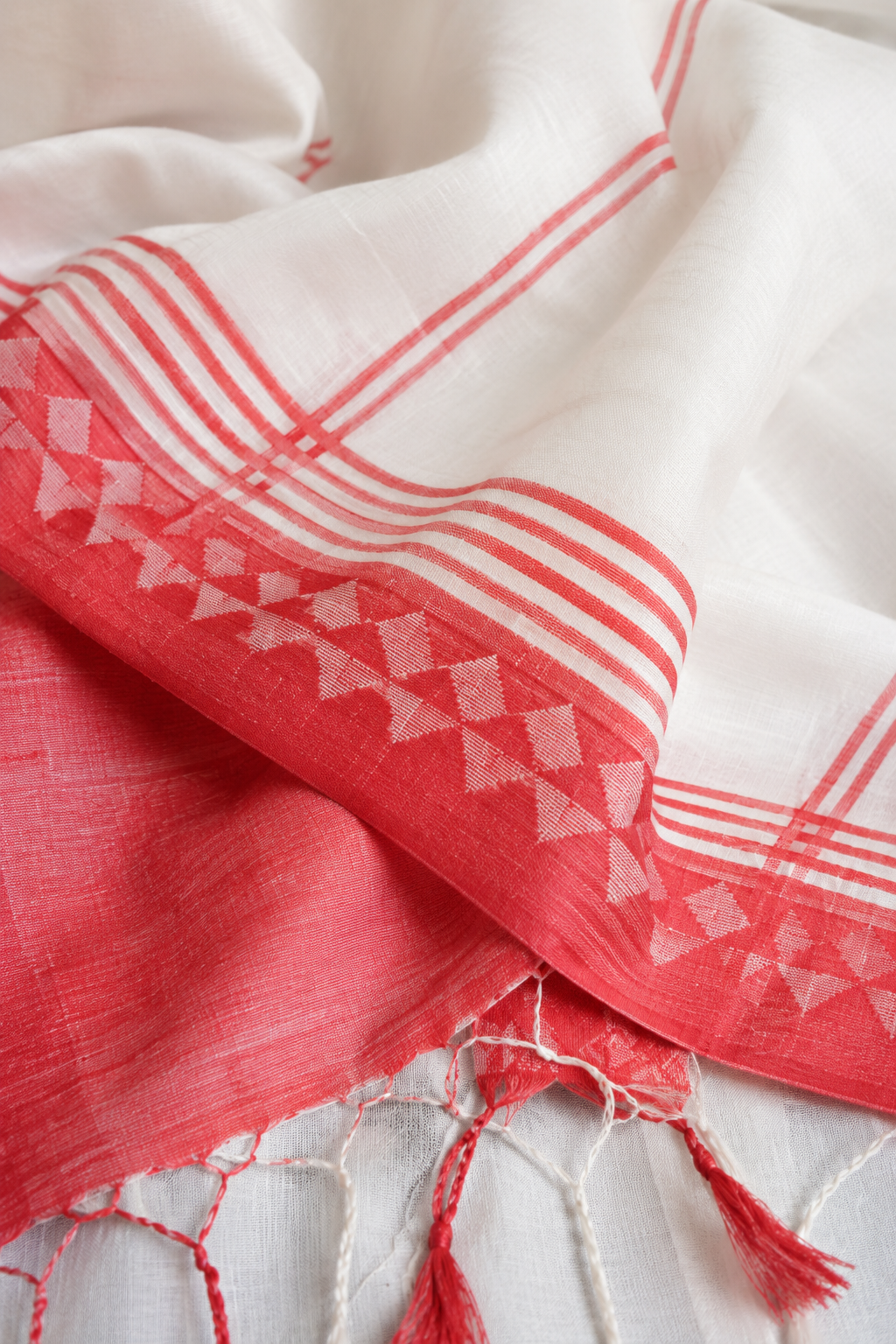 Red Thread — White Mul Cotton Saree with Red Geometric Border - Image 3